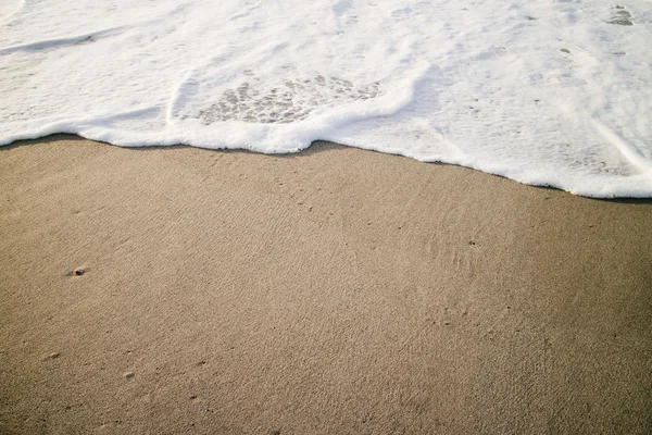 Песчаный пляж нежный серфинг — стоковое фото