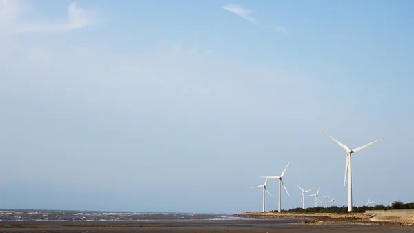 Turbiny wiatrowe w seaside przeciw błękitne niebo — Zdjęcie stockowe