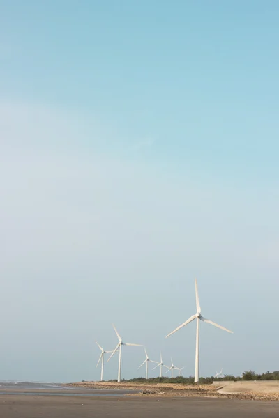 Turbiny wiatrowe w seaside przeciw błękitne niebo — Zdjęcie stockowe