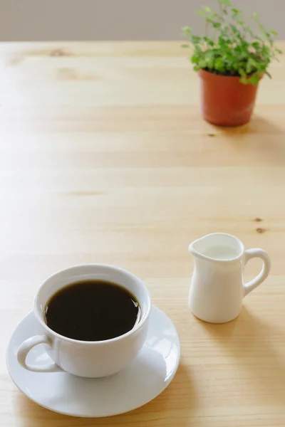 Café e leite na mesa de madeira — Fotografia de Stock