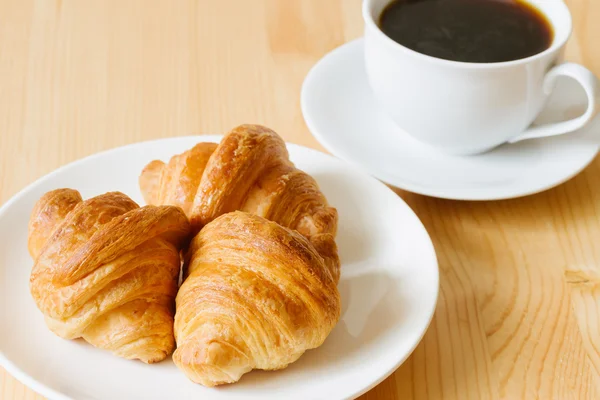 Croissant und Kaffee — Stockfoto