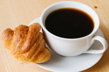 Kahve ve kruvasan.