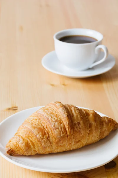 Croissant en koffie — Stockfoto