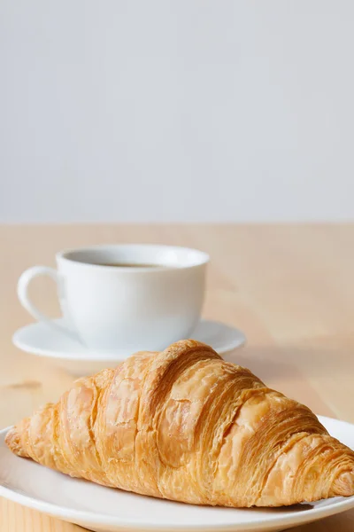 Croissant en koffie — Stockfoto