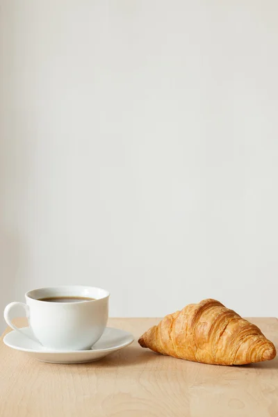 牛角面包和咖啡 — 图库照片