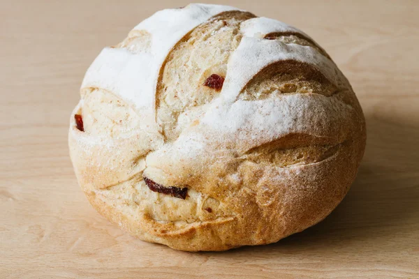 Ronde volkoren brood met cranberry — Stockfoto
