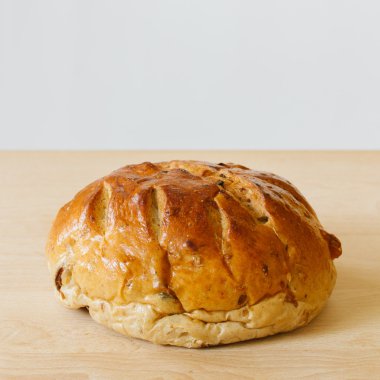 Beyaz arka plan ile ahşap masa üzerinde taze ekmek