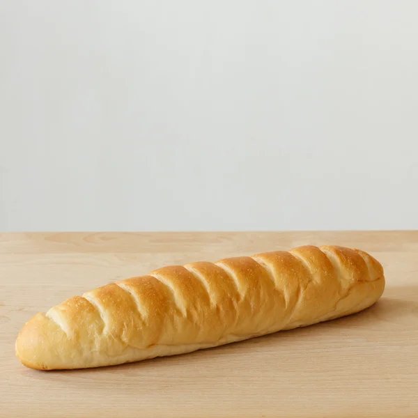 Brot auf Holztisch mit weißem Hintergrund — Stockfoto