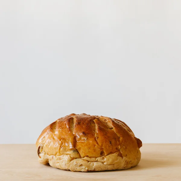 Vers brood op houten tafel met witte achtergrond — Stockfoto
