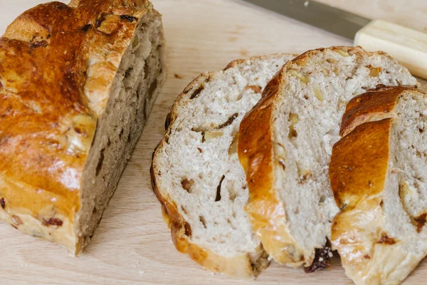 Verse volkoren brood op snijplank — Stockfoto