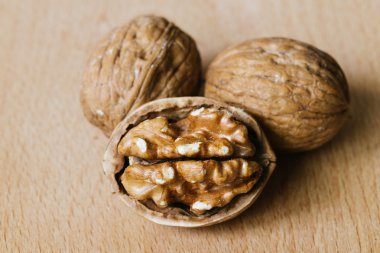 Tahta masada cevizler. 