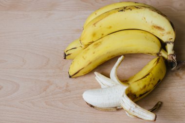 Ahşap arka planda olgun muzlar