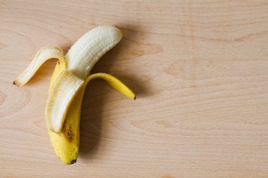 Olgun peel muz ahşap kesme tahtası Üstten Görünüm