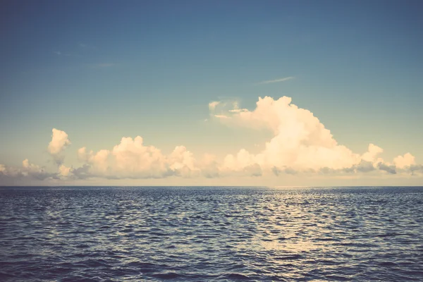 Meer Ozean Wolke blauer Himmel Retro-Jahrgang — Stockfoto