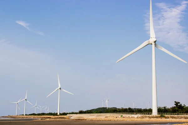 Windturbines op zee tegen blauwe hemel — Stockfoto