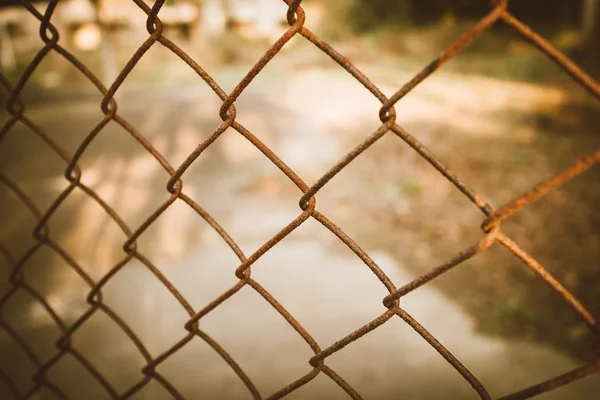 Paslı zincir bağlantı çit — Stok fotoğraf