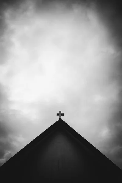 Kreuz auf dem Kirchendach — Stockfoto