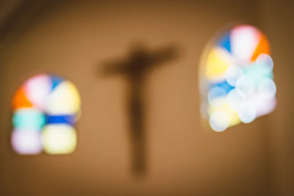 Cruz e vitral na igreja borrão backg abstrato — Fotografia de Stock