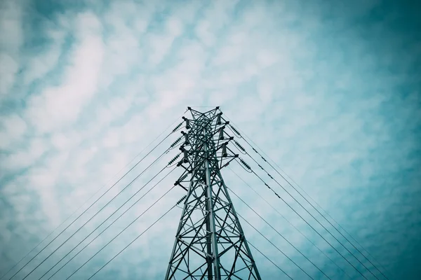 Hoogspanningsmast macht lijn — Stockfoto