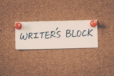 Writer's block Not ilan panosuna iğnelenmiş