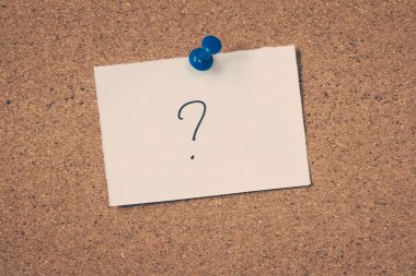soru işareti not ilan panosuna iğnelenmiş