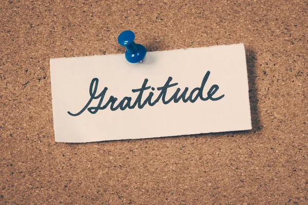 Gratitude note pinned on the bulletin board — Stock Photo, Image