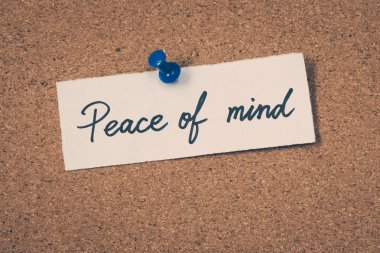 Barış ilan panosuna iğnelenmiş zihin notun