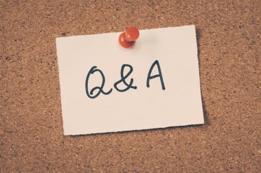 Q&A Not ilan panosuna iğnelenmiş