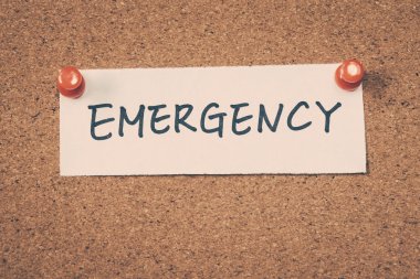 Acil notu ilan panosuna iğnelenmiş