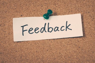 Geribildirim Not ilan panosuna iğnelenmiş