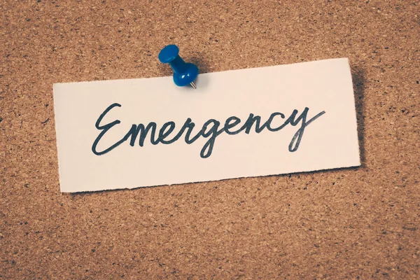 Nota de emergência fixada no quadro de avisos — Fotografia de Stock