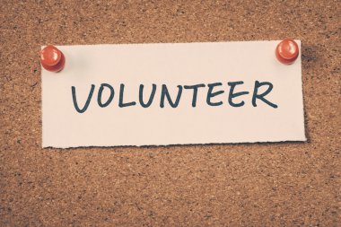 Gönüllü Not ilan panosuna iğnelenmiş