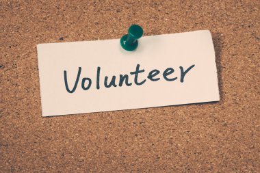 Gönüllü Not ilan panosuna iğnelenmiş