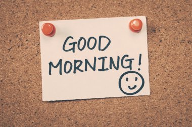 Günaydın Not ilan panosuna iğnelenmiş