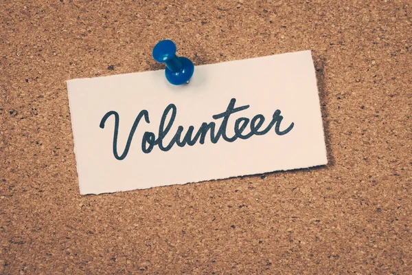Uwaga wolontariuszy przypięte na tablicy ogłoszeń — Zdjęcie stockowe