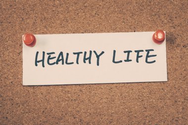Sağlıklı yaşam Not ilan panosuna iğnelenmiş