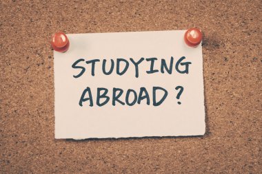 Eğitim yurtdışında Not ilan panosuna iğnelenmiş