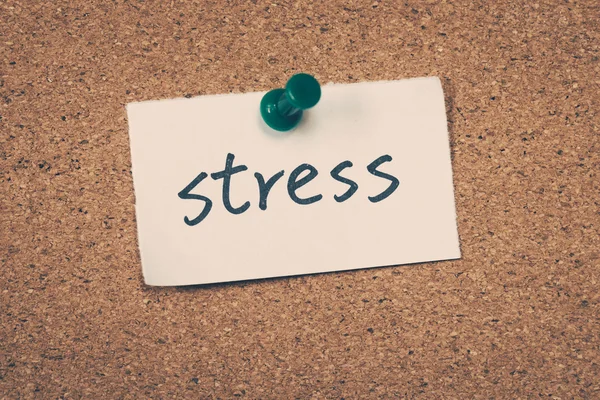 Nota di stress attaccata alla bacheca — Foto Stock
