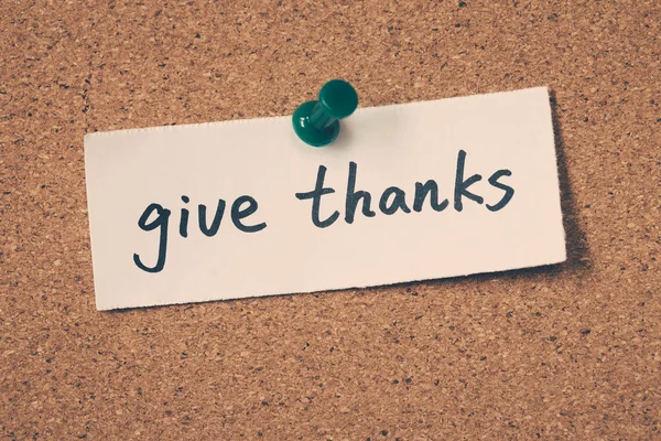 Дайте благодарственную записку на буллитной доске — стоковое фото