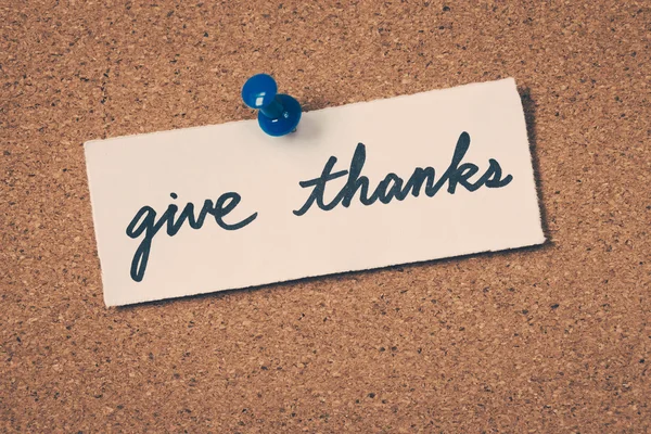 Give thanks note pinned on the bulletin board — Stock Photo, Image