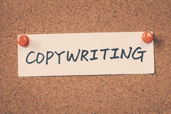 Nota di copywriting appuntato sulla bacheca — Foto Stock