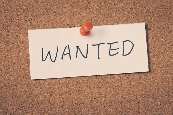 Wanted note pinned on the bulletin board — Stockfoto