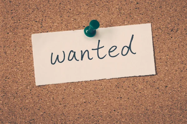Wanted note pinned on the bulletin board — Stockfoto