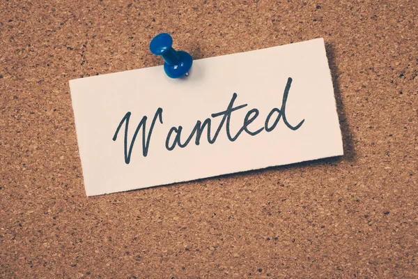 Wanted note pinned on the bulletin board — Stockfoto