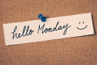 Merhaba Pazartesi Not ilan panosuna iğnelenmiş