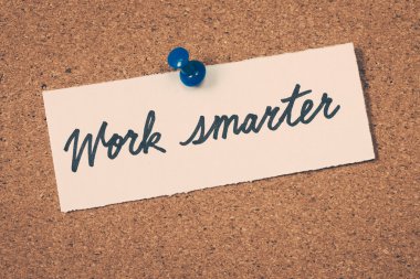 daha akıllı Not ilan panosuna iğnelenmiş iş