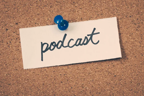 Uwaga podcast przypięte na tablicy ogłoszeń — Zdjęcie stockowe