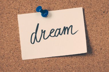 rüya Not ilan panosuna iğnelenmiş