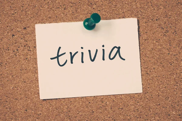 Trivia note pinned on the bulletin board — Stock Photo, Image