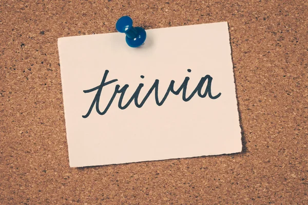 Trivia note pinned on the bulletin board — Stock Photo, Image